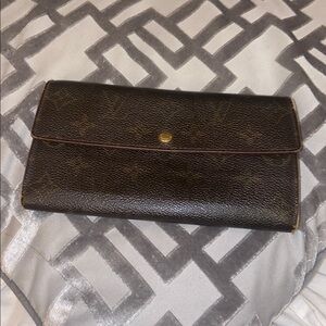 AUTHENTIC Louis Vuitton Monogram Canvas International wallet.